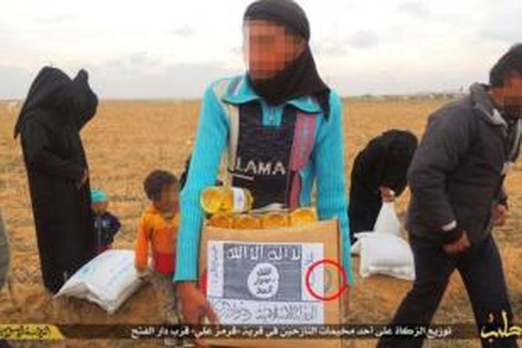 Dalam salah satu foto yang beredar di media sosial terlihat seorang pria membawa kotak bantuan pangan dengan logo Negara Islam Irak dan Suriah (ISIS) namun di balik lambang ISIS itu terlihat menyembul logo biru muda khas PBB.