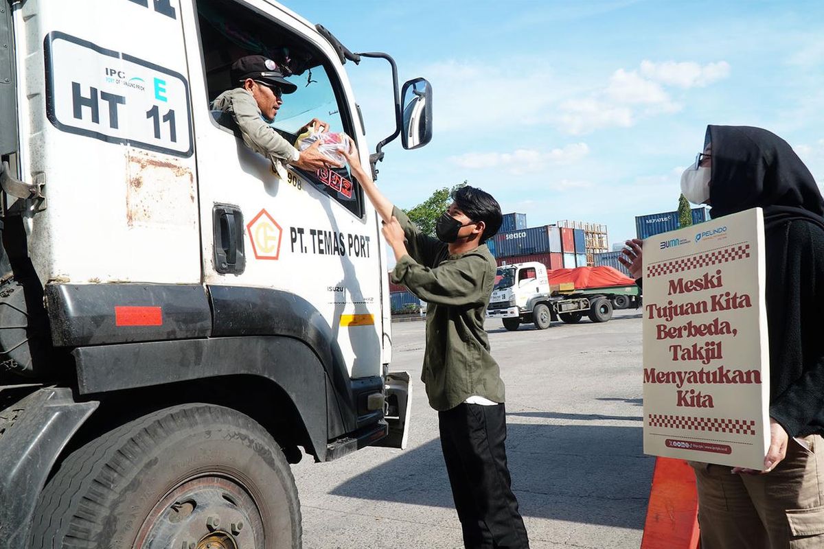 Proses pembagian paket sembako yang dilakukan oleh PT Pelindo Terminal Petikemas (SPTP) kepada masyarakat di sekitar area terminal.