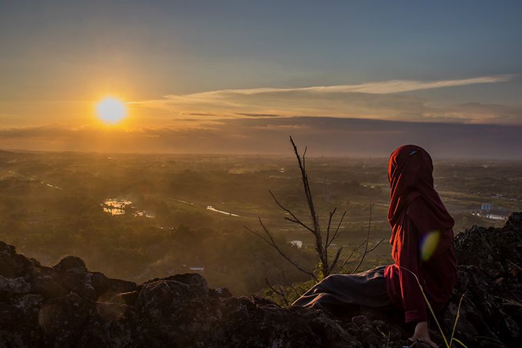 Keindahan matahari terbenam di Bukit Widodaren, Wonogiri.