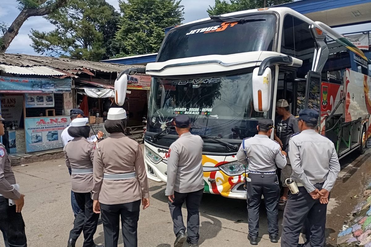 Bus Angkutan Libur Natal dan Tahun Baru yang Laik Jalan di Bogor Ditempeli Stiker Khusus 