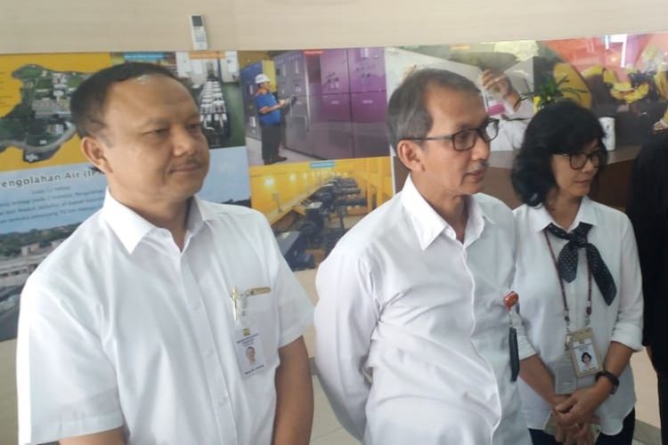 Anggota BPPSPAM Henry M Limbong (kiri) dan Ketua BPPSPAM Bambang Sudiatmo (tengah) saat ditemui di Instalasi Pengolahan Air Buaran, Jakarta Timur, Senin (19/11/2018).