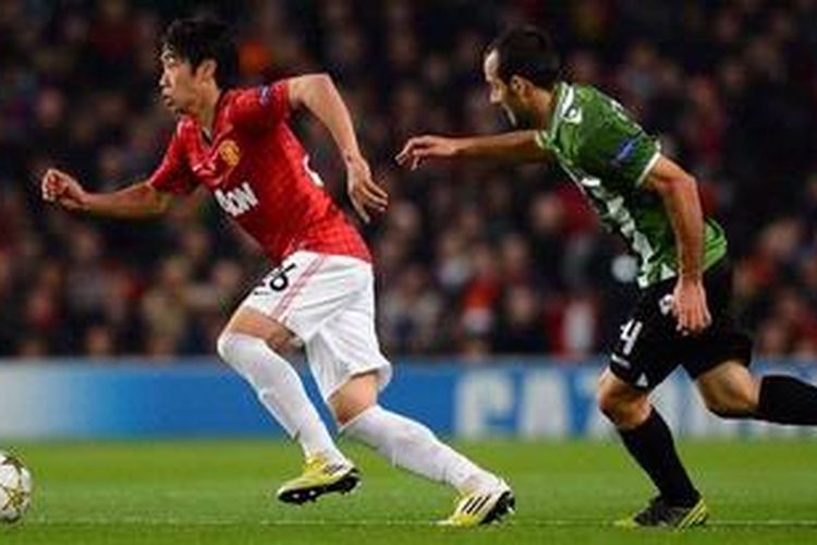Gelandang Manchester United dari Jepang, Shinji Kagawa (kiri), menggiring bola dibayangi oleh gelandang Braga asal Portugal, Ruben Micael, dalam laga penyisihan Grup H Liga Champions di Stadion Old Trafford, Selasa (23/10/2012). MU akhirnya menang 3-2.