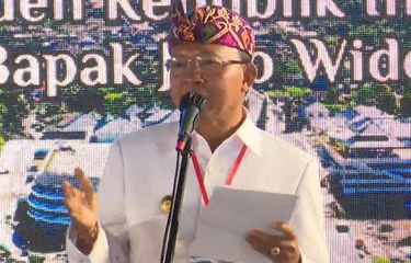 Gubernur Bali Wayan Koster memberikan sambutan dalam peresmian kawasan Pura Agung Besakih di Desa Besakih, Kecamatan Rendang, Kabupaten Karangasem, Provinsi Bali, Senin (13/3/2023) siang.