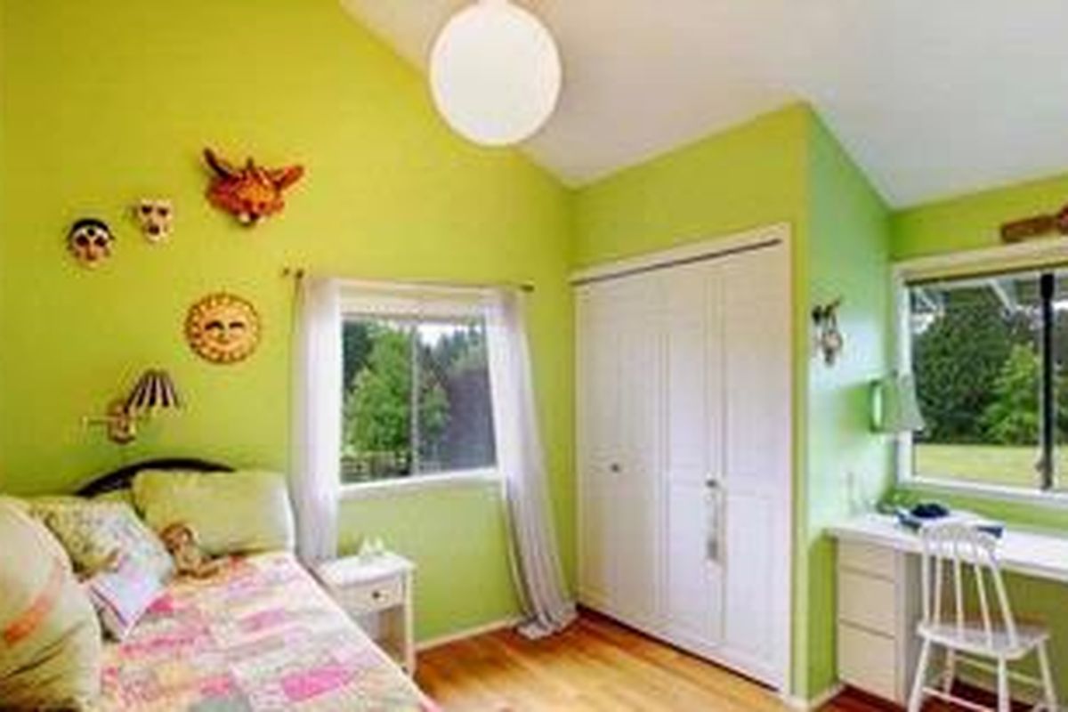 Warna hijau sangat tepat diaplikasikan pada kamar anak karena mampu memberikan ketenangan.