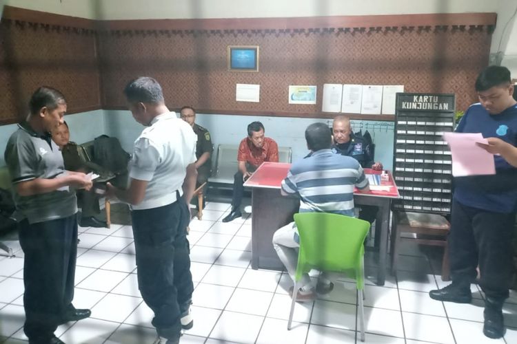 DITAHAN--Terdakwa Kepala Dinas Lingkungan Hidup Kabupaten Madiun, Bambang Brasianto (paling kiri, red) berada di Lapas Kelas I Madiun untuk menjalani penahanan selama 30 hari setelah mengikuti sidang perdana kasus korupsi pengelolaan dana sampah tahun anggaran 2017 senilai Rp 2 milyar, Senin (7/1/2019) malam.