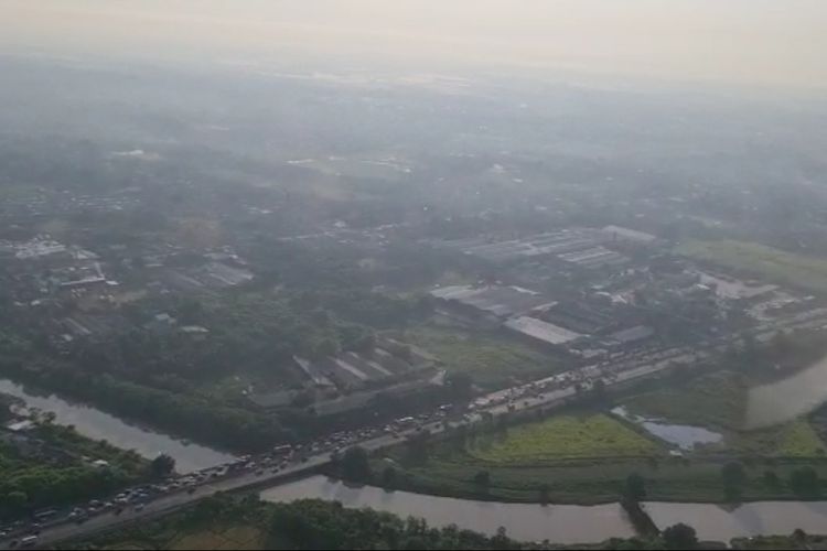 Tangkapan layar pantauan udara di ruas jalan Tol Jakarta-Cikampek Km 57. Foto: Kepala Korps Lalu Lintas (Kakorlantas) Polri Irjen Firman Shantyabudi