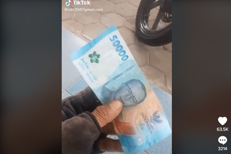 Tangkapan layar cuplikan video yang menyebutkan seorang warganet ditolak oleh petugas SPBU di Bandar Lampung karena beli bensin pakai uang baru.