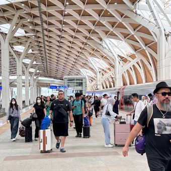 Lebih dari 11.000 tiket Whoosh atau Kereta Cepat Indonesia China (KCIC) terjual pada hari ini, Minggu (4/1/2026). 