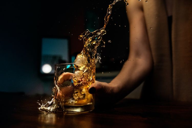Menghindari konsumsi alkohol bisa menjadi salah satu cara mengatasi asam lambung naik.