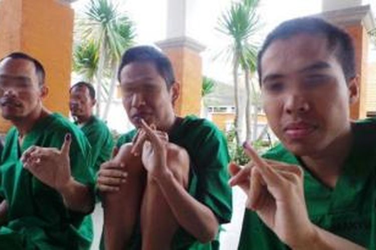 Sejumlah pasien di RSJ Bangli menunjukkan jarinya setelah mencoblos, Rabu (9/7/2014).
