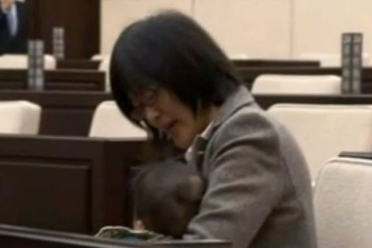 Yuka Ogata ketika membawa anaknya ke sidang Dewan Kota Kumamoto. (22/11/2017)