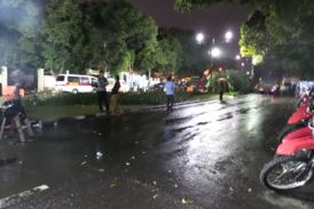 Kondisi Jalan Imam Bonjol, tepatnya di depan Kantor KPU, usai turunnya hujan yang mengguyur kawasan tersebut, Selasa (22/7/2014) petang. usa