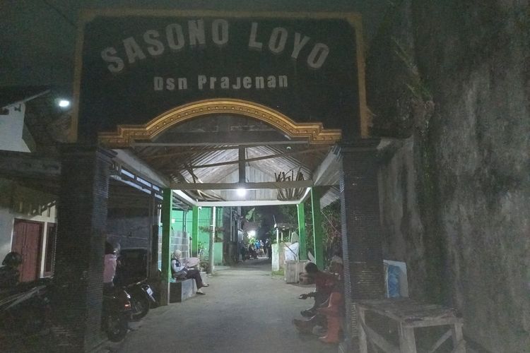 TPU Sasono Loyo, lokasi pemakaman sekeluarga yang tewas diduga diracun, di Jalan Sudiro Gang Durian Desa Mertoyudan, Kabupaten Magelang, Jawa Tengah, Senin (28/11/2022) malam.