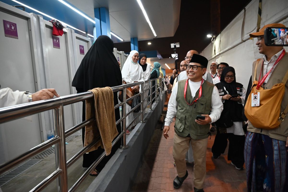 Wakil Ketua Dewan Perwakilan Rakyat (DPR) Republik Indonesia (RI) Abdul Muhaimin Iskandar saat melaksanakan inspeksi pada tenda-tenda jemaah haji Indonesia di Mina, Arab Saudi, Senin (17/6/2024)