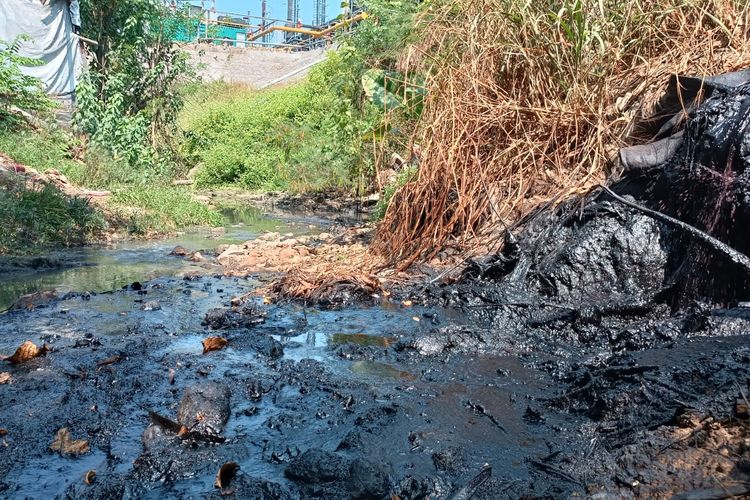 Cairan hitam yang disebut berasal dari operasional Pembangkit Listrik Tenaga Sampah (PLTSa) Putri Cempo di Solo.