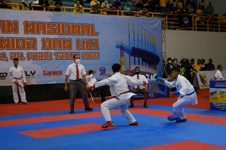 Pertandingan nomor kumite putra pada Kejurnas Karate 'Piala Ketua Umum PB FORKI' Tahun 2021 di GOR Sabilulungan, komplek olahraga si Jalak Harupat, Soreang, Kabupaten Bandung, Minggu (7/11/2021) malam WIB. 