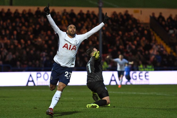 Lucas Moura merayakan gol Tottenham ke gawang Rochdale pada pertandingan Piala FA di Stadion Spotland, Minggu (19/2/2018).