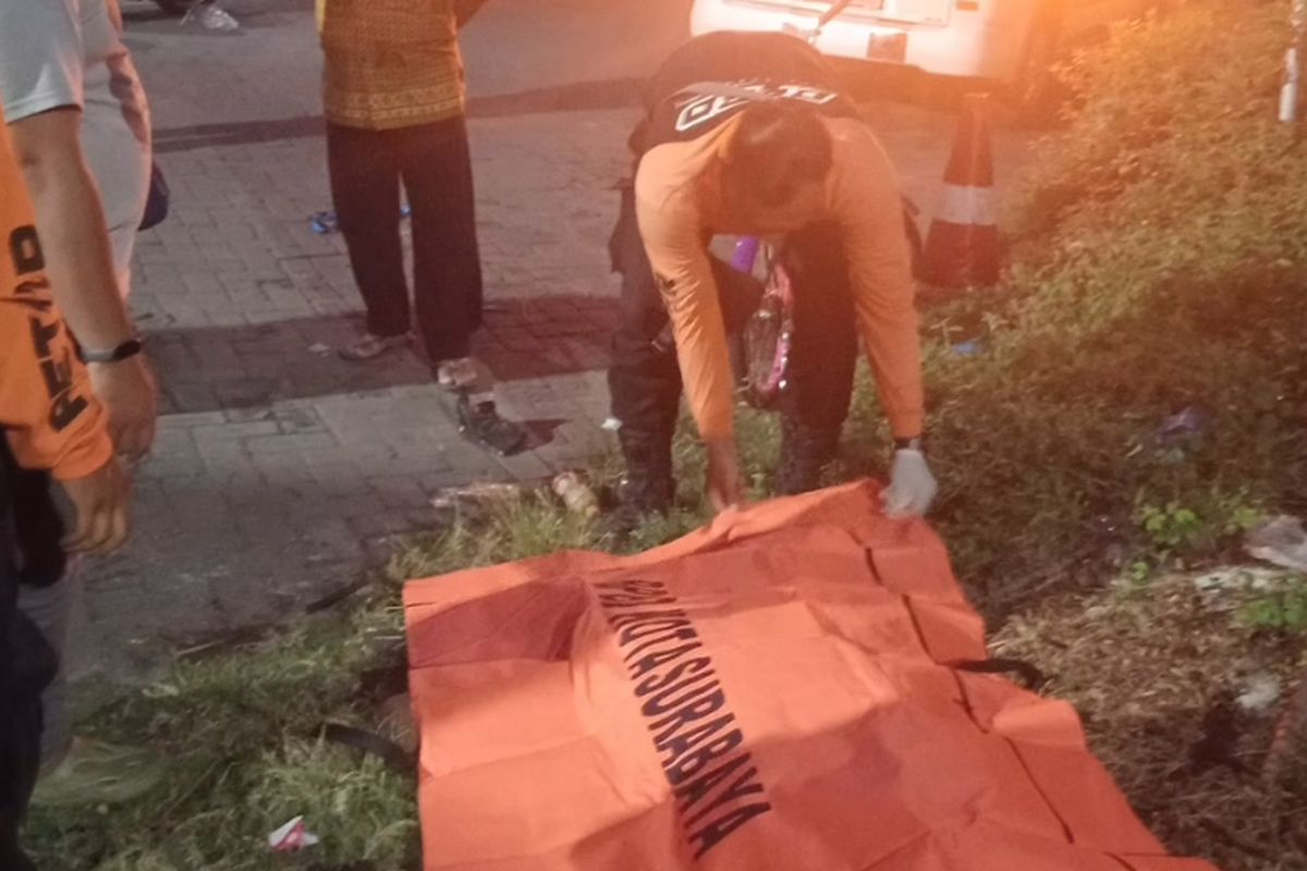 Petugas saat evakuasi pria tewas diduga usai curi sepeda angin di Surabaya, Senin (4/11/2024):
