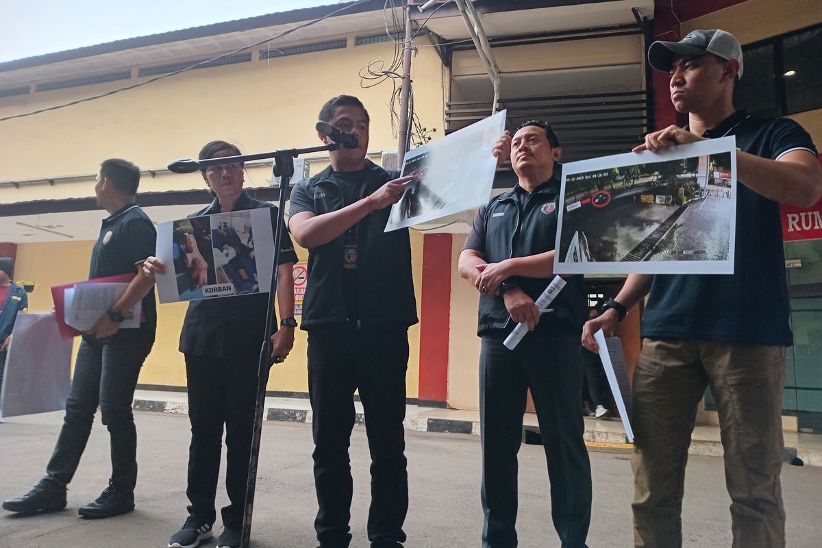 Kasubdit 4/Jatanras Ditreskrimum Polda Metro Jaya, AKBP Rovan Richard Mahenu menunjukkan gambar CCTV saat kejadian pembeglan pada konferensi pers di RS Polri, Jakarta Timur, Kamis (16/5/2024).