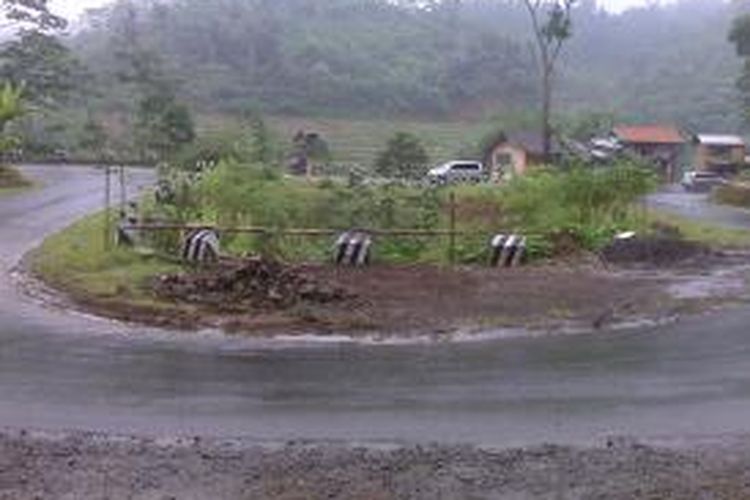 Arus kendaraan di Jalan Tapal Kuda, Salawu, Kabupaten Tasikmalaya, masih terlihat lancar dan normal, Sabtu (10/8/2013) siang.