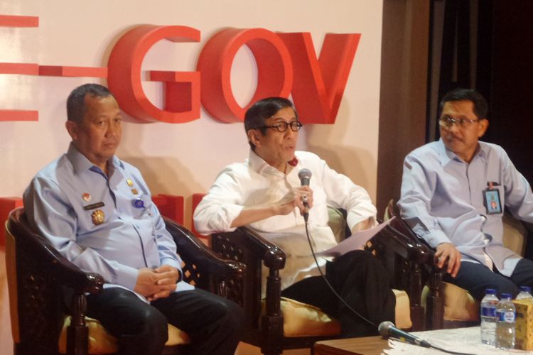 Menteri Hukum dan HAM Yasonna Laoly bahas masalah kaburnya napi dan pungli di rutan Sialang Bungkuk Pekanbaru dalam konferensi pers di kantor Kemenkumham, Jakarta, Senin (8/5/2017). 