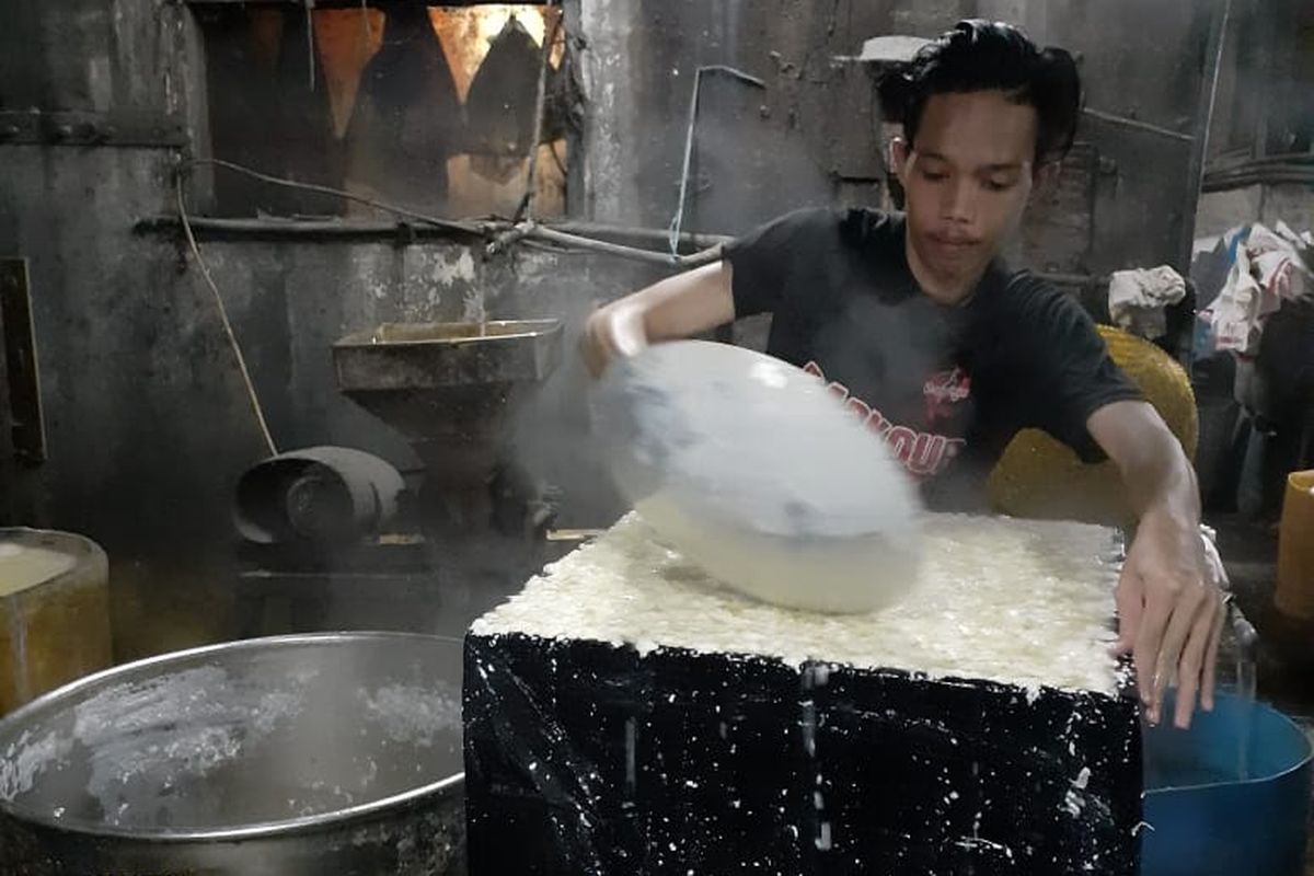 Salah satu pegawai Tahu MDR Cibuntu sedang memproduksi tahu di Bandung, Selasa (4/8/2020).