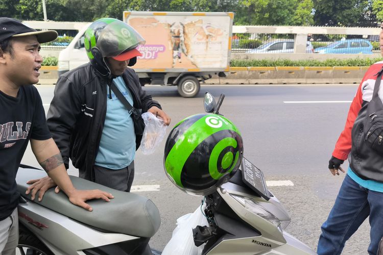 Driver Ojol Dapat Orderan Fiktif 3 Botol Kopi ke DPR, Pemesan Minta Diberi ke Demonstran