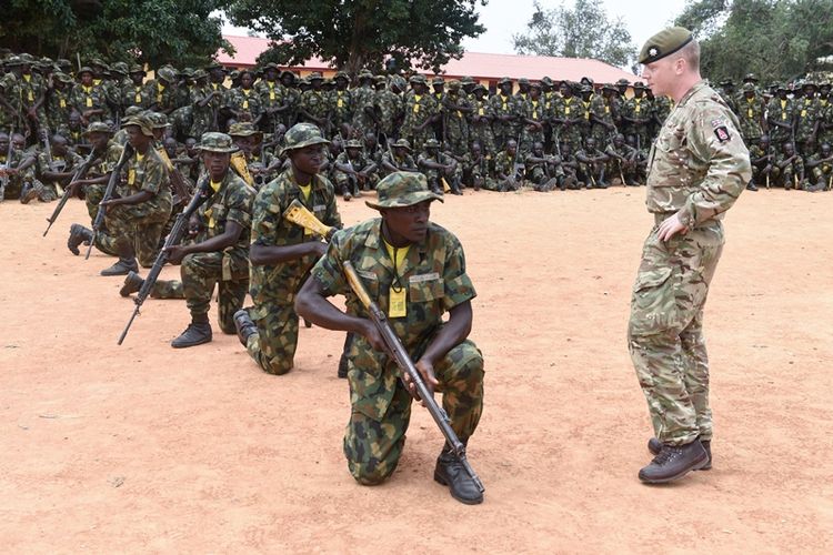 Tentara Nigeria mendapat latihan dari instruktur militer Inggris di Zaria, negara bagian Kaduna, Nigeria.