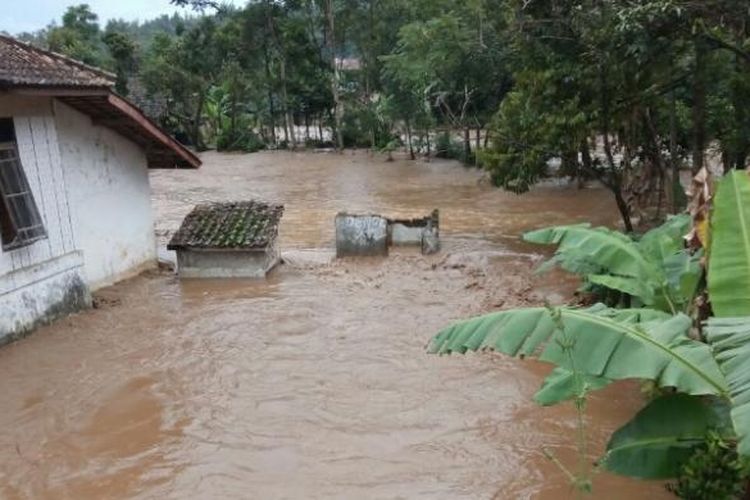 Sejumlah rumah tergenang akibat banjir bandang di Kecamatan Gununghalu, Kabupaten Bandung Barat, Jawa Barat, Kamis (23/2/2017).