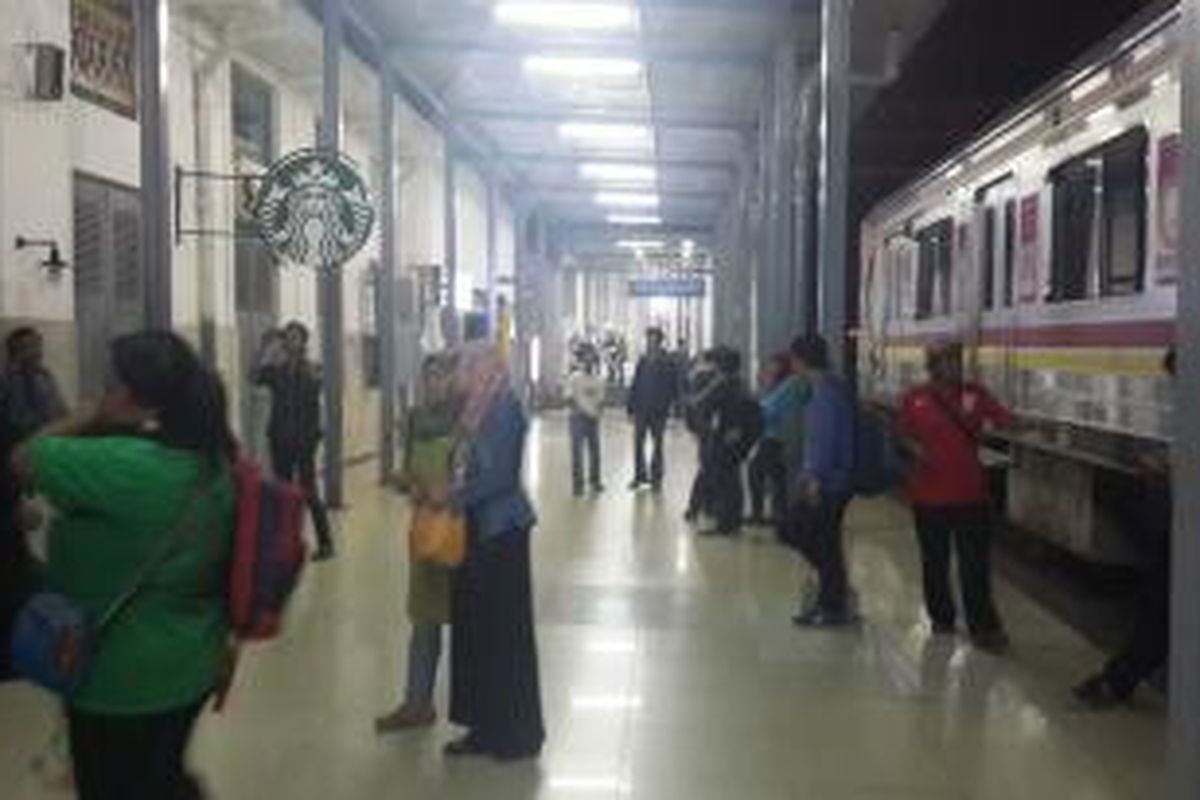 Puluhan penumpang commuter line tujuan Bogor, Jawa Barat, terlantar di Stasiun Manggarai, Jakarta, Senin (15/6/2015) dini hari