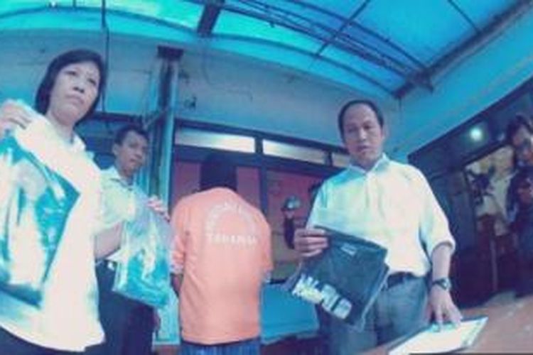 Asep (53) (berbaju tahanan oranye) PNS di Kantor Depag Provinsi Jabar diduga mencabuli anak di bawah umur, AG. Kasat Reskrim Polrestabes Bandung, AKBP Nugroho Arianto (kanan) didampingi Kanit PPA Polrestabes Bandung, AKP Euis (kiri) memegang salah satu barang bukti milik korban di Mapolrestabes Bandung, Senin (12/5/2014). 