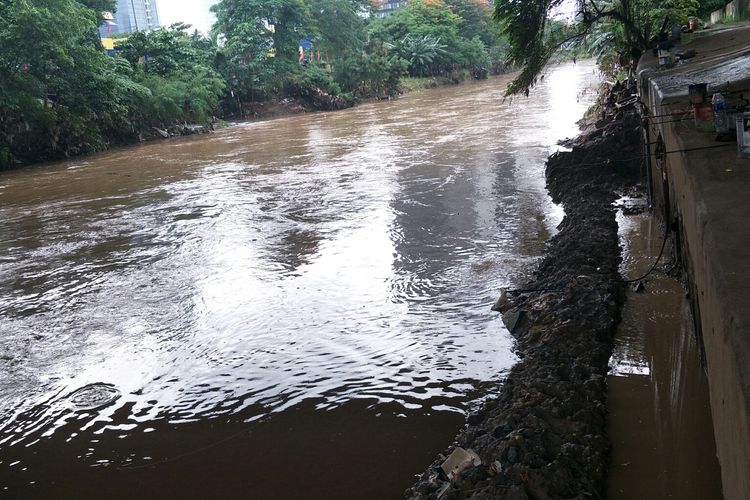 Kondisi tanggul Latuharyhary di Menteng, Jakarta Pusat, Jumat (10/1/2020).