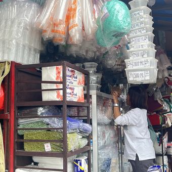 Para penjual plastik di Pasar Pucang Anom, Surabaya yang mengeluhkan kenaikan harga melambung. 