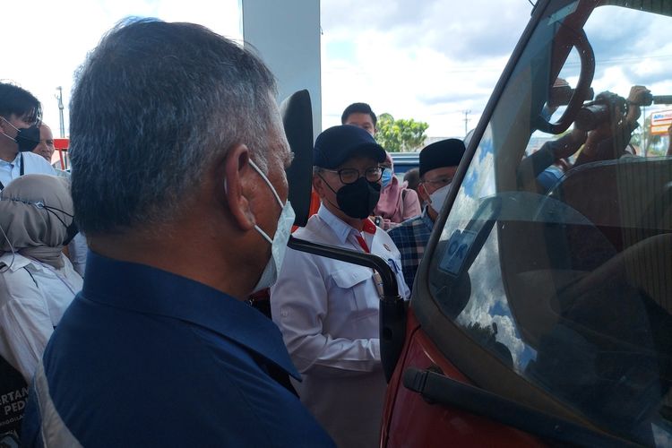 Menteri Energi dan Sumber Daya Mineral (ESDM), Arifin Tasrif (berkaca mata) sedang berdialog dengan sopir truk di Provinisi Bengkulu, Minggu (10/4/2022).