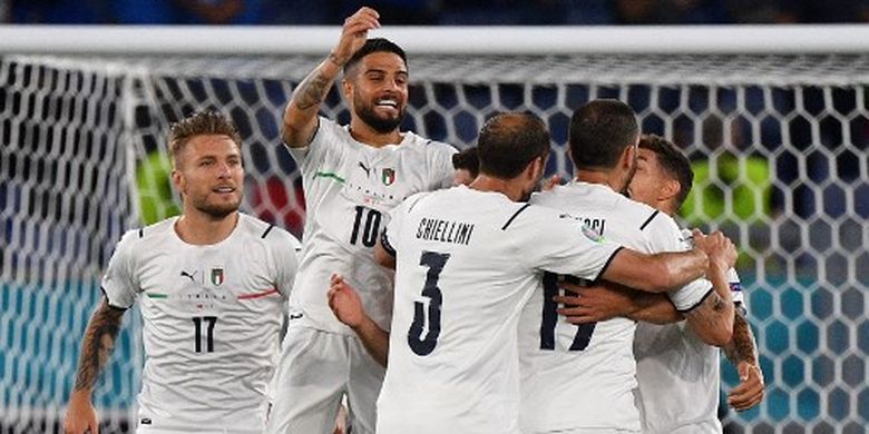 Lorenzo Insigne (melompat) merayakan golnya bersama rekan satu timnya pada laga pembuka Euro 2020 yang mempertemukan Italia vs Turki di Stadion Olimpico, Sabtu (12/6/2021) dini hari WIB.