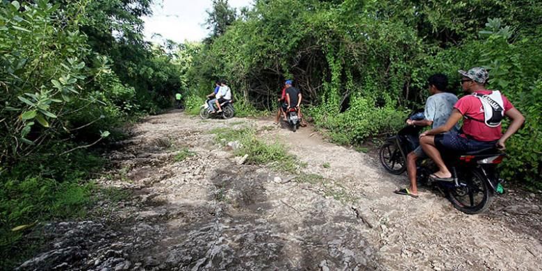 Jalan menanjak terjal menuju lokasi Air Terjun Mata Jitu di Desa Pulau Aji, Kecamatan Labuan Badas, Kabupaten Sumbawa, Nusa Tenggara Barat, Jumat (15/4/2016). Untuk menuju lokasi tersebut, wisatawan umumnya menggunakan ojek. 