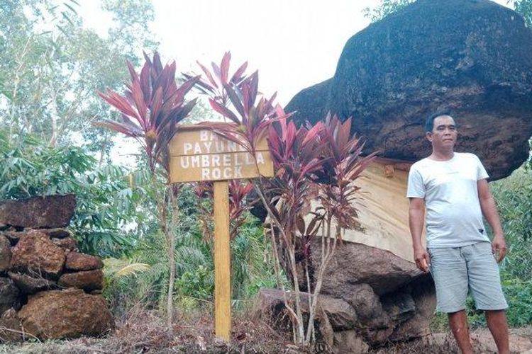 Anggota lembaga objek wisata Bukit Batu Banama, Wawan saat berada di Batu Payung, Bukit Batu Banama, Palangkaraya, Rabu (27/4/2022). 

