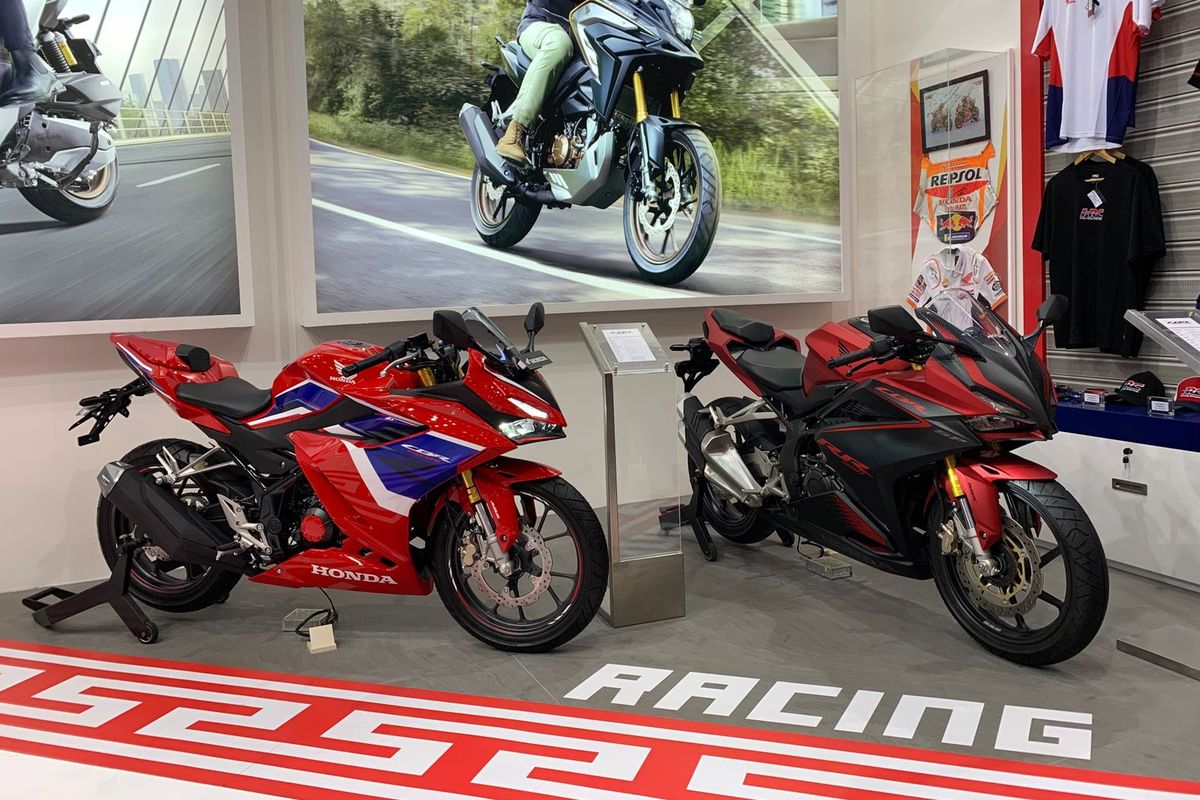 Ilustrasi booth Honda di GIIAS 2022 yang menampilkan CBR150R dan CBR250RR