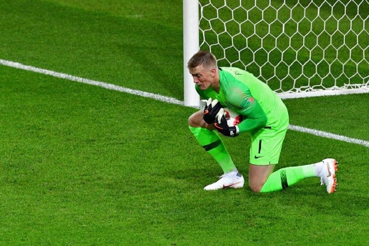 Jordan Pickford mengamankan gawang Inggris dari serangan para pemain Kolombia pada pertandingan babak 16 besar Piala Dunia 2018 di Stadion Spartak, 3 Juli 2018. 