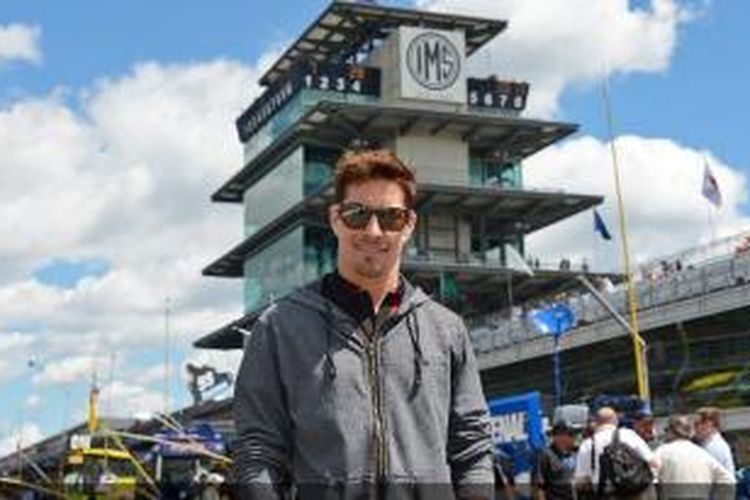 Pebalap Amerika Serikat, Nicky Hayden, menyaksikan pertandingan Nascar di Indianapolis Motor Speedway, Minggu (28/7/2013).