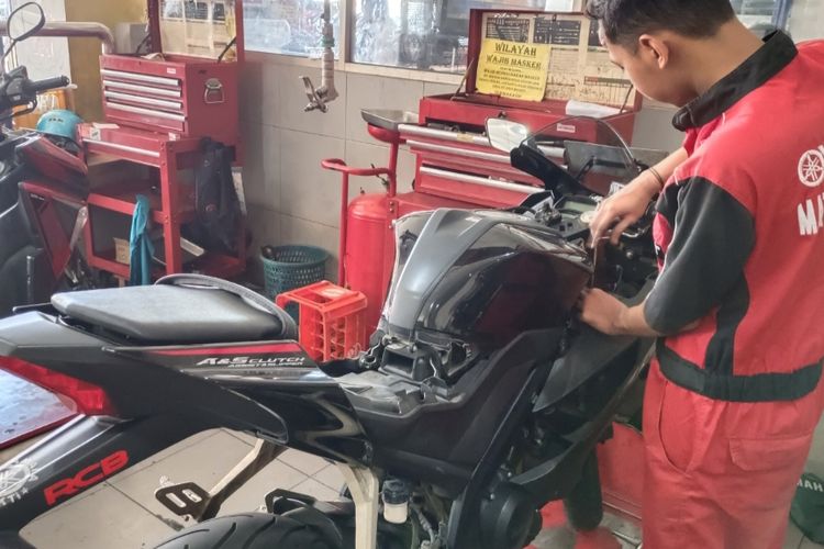 Mekanik Yamaha Mataram Sakti Motor Setyabudi sedang memperbaiki komponen sesuai list daftar servis. 