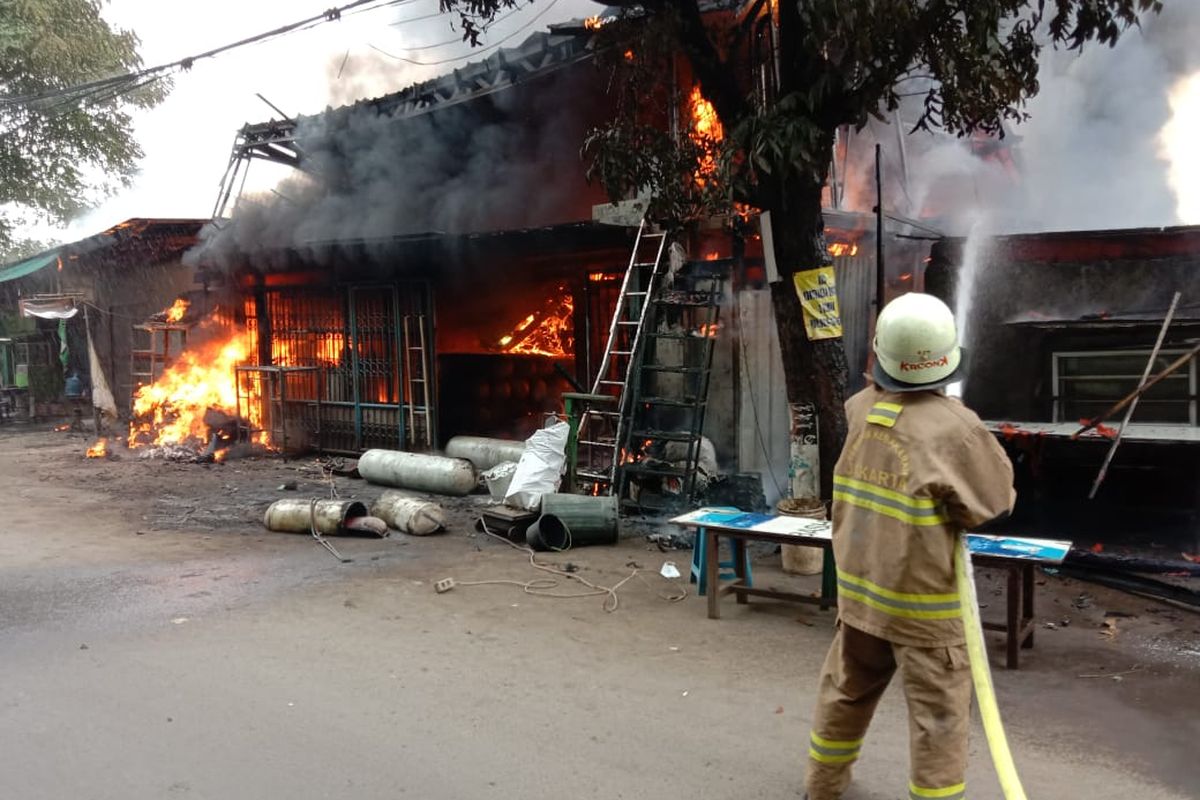 Enam bangunan di Jalan Komarudin, Cakung Timur, Cakung, Jakarta Timur, dilanda kebakaran, Selasa (9/3/2021).