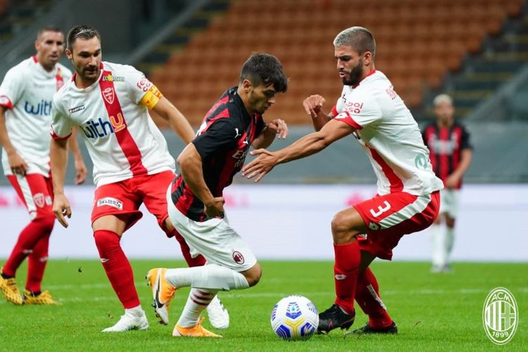 Brahim Diaz beraksi dalam laga uji coba AC Milan vs Monza yang digelar di Stadion San Siro pada Minggu (6/9/2020) dini hari WIB.