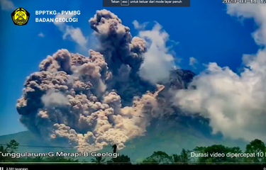 Gunung Merapi di perbatasan Jawa Tengah dan DIY mengalami erupsi pada Sabtu 11 Maret 2023 pukul 12.12 WIB