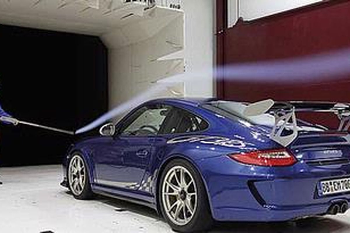 Insinyur riset dan pengembangan mobil sport