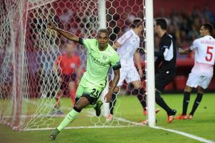 Fernandinho merayakan gol Manchester City ke gawang Sevilla, Selasa (3/11/2015). 