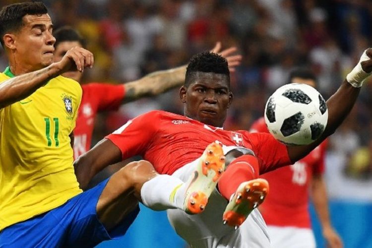 Philippe Coutinho berebut bola dengan Breel Embolo pada laga Brasil vs Swiss di Rostov Arena, 18 Juni 2018. 