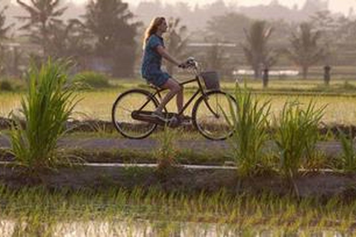 Julia Robert naik sepeda di Ubud, Bali dalam film Eat, Pray, Love.   Ia memerankan Elizabeth Gilbert, penulis memoar Eat Pray Love terbit 2006. Memoar sang janda yang berkelana dan menemukan cinta di Bali inilah yang kemudian diangkat dalam film tersebut.