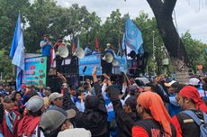 Buruh Demo di Balai Kota Jakarta, Tuntut Upah Rp 6,5 Juta untuk 2025