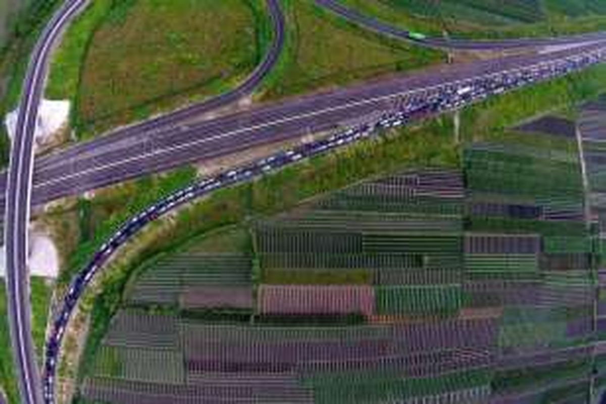 Kemacetan mengular sepanjang 18 kilometer di ruas tol Pejagan - Brebes Timur, Jawa Tengah, Jumat (01/07/2016). Puncak arus mudik diperkirakan terjadi pada H-3 lebaran.